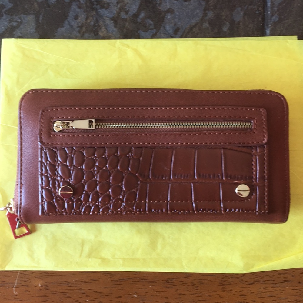 Brown wallet with gold accents☀️